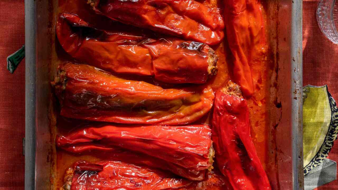 Oven-roasted stuffed banana peppers (Peveroni ripieni)