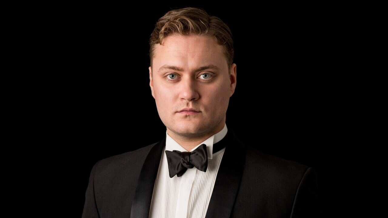 Tomas Dalton Headshot.jpg