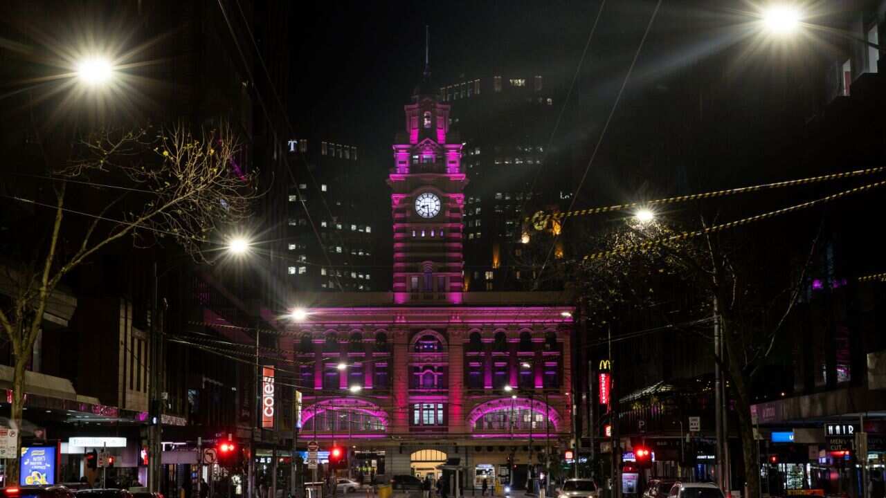墨爾本Flinders Street 車站亮燈悼念歌影天后奧利花紐頓莊。