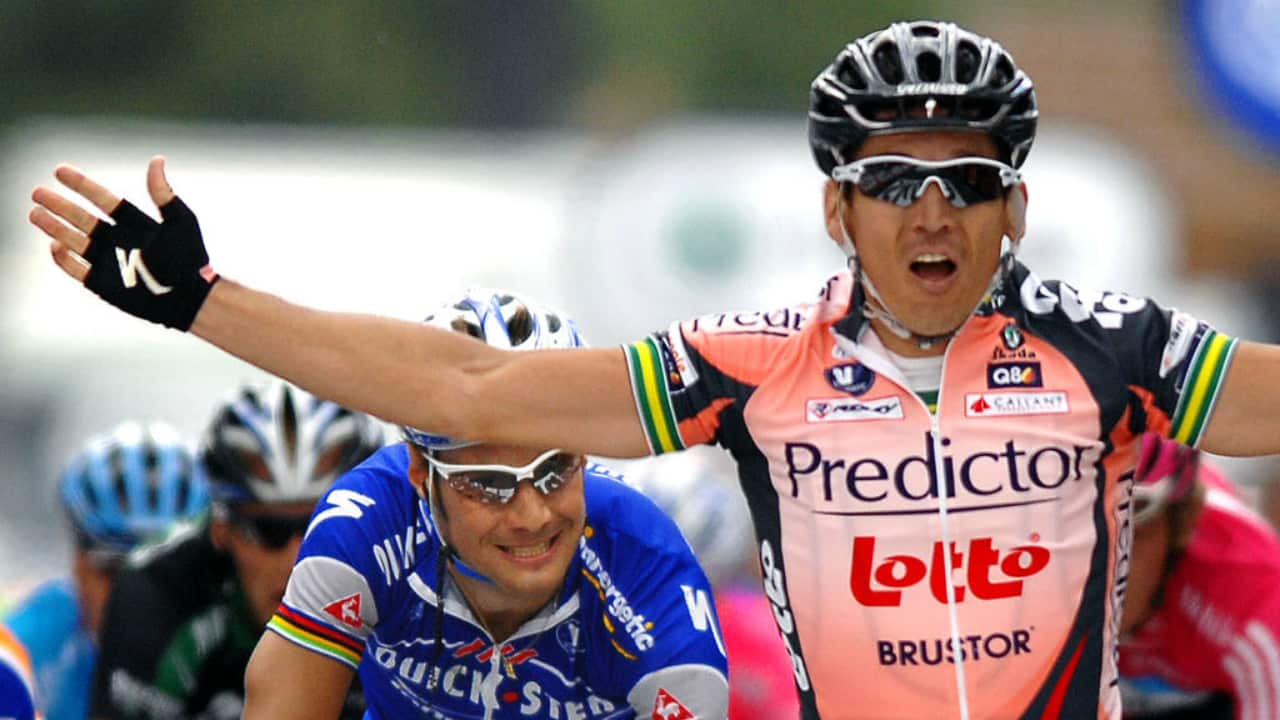 Robbie McEwen recovers from a crash to win Stage 1 of the 2007 Tour de France