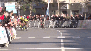 Caleb Ewan gets down low and go go go 
