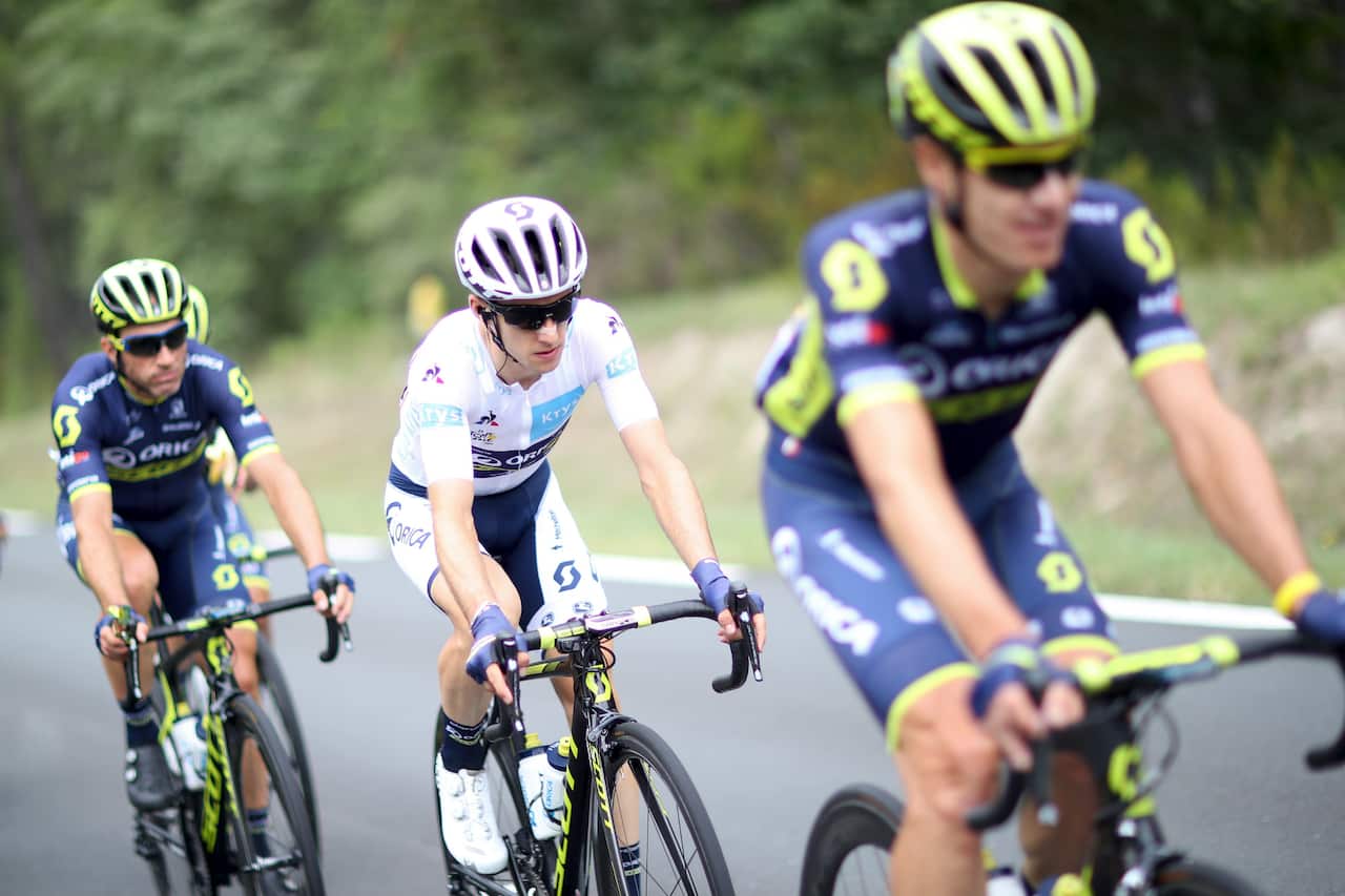 “I think there will be guys wanting to take some time out of Chris in the final”: Simon Yates (C).