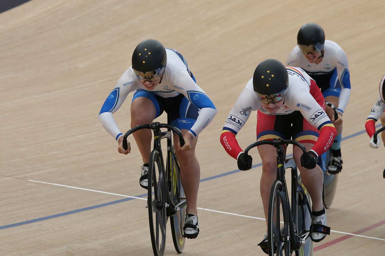 A tough tussle in the women's keirin between Kaarle McCulloch (L) and Stephanie Morton (R)