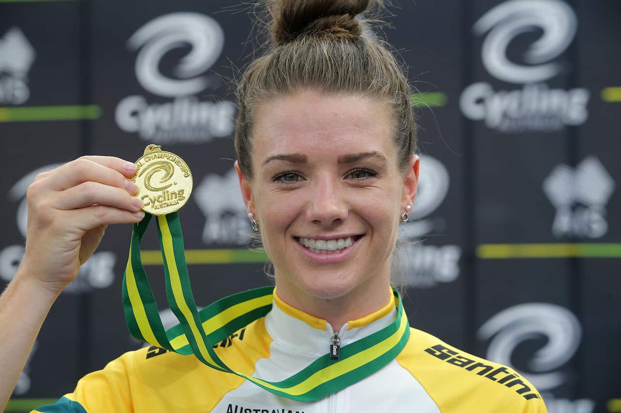 Amy Cure defended her scratch race title (John Veage)