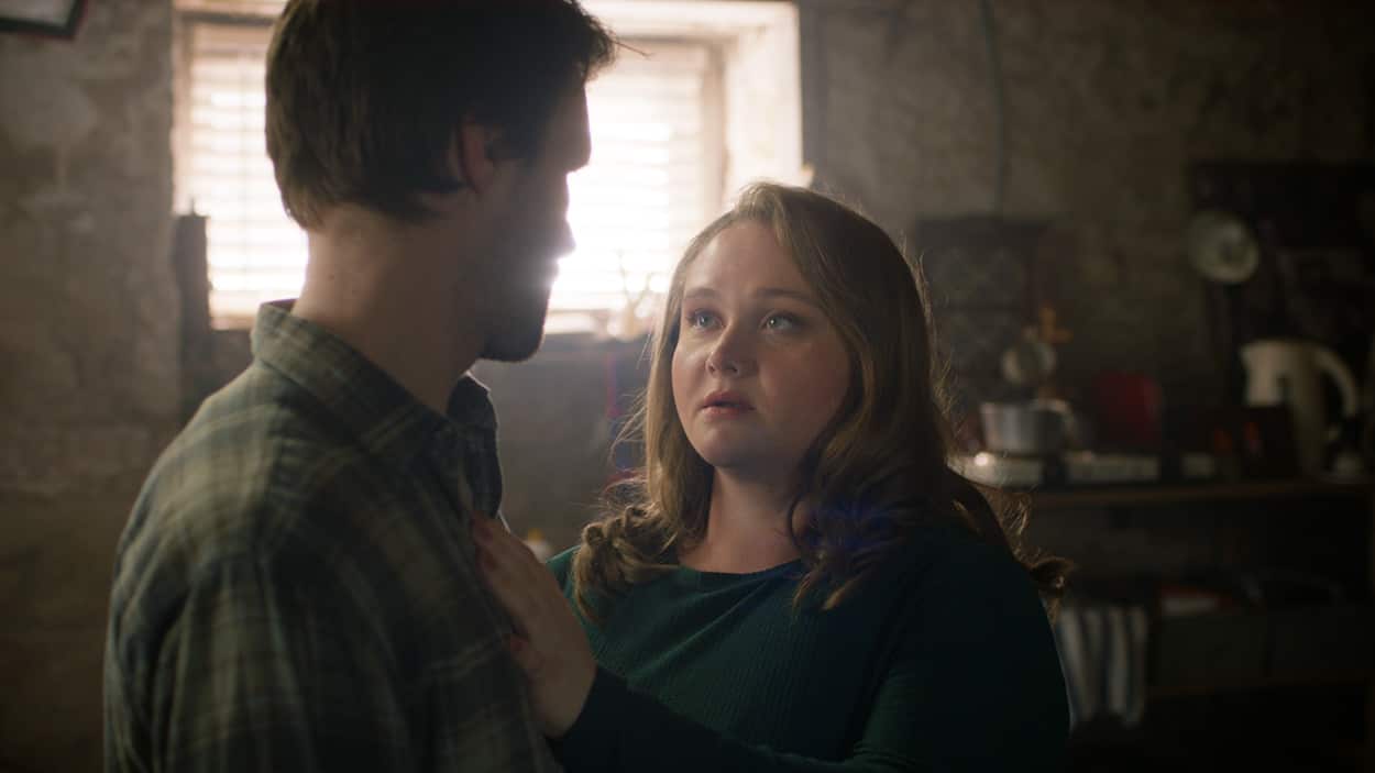 Falling for Figaro, Hugh Skinner, Danielle Macdonald