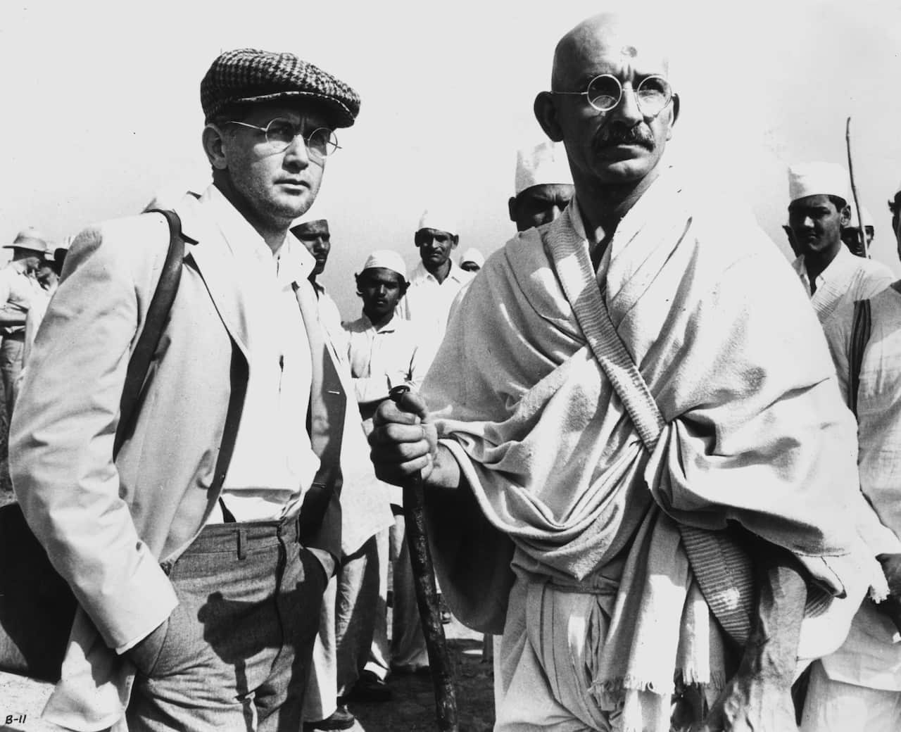 1982:  Ben Kingsley as Gandhi and Martin Sheen as a newspaper reporter in a scene from Richard Attenborough's biographical film, 'Gandhi'.  (Photo by Keystone/Getty Images)