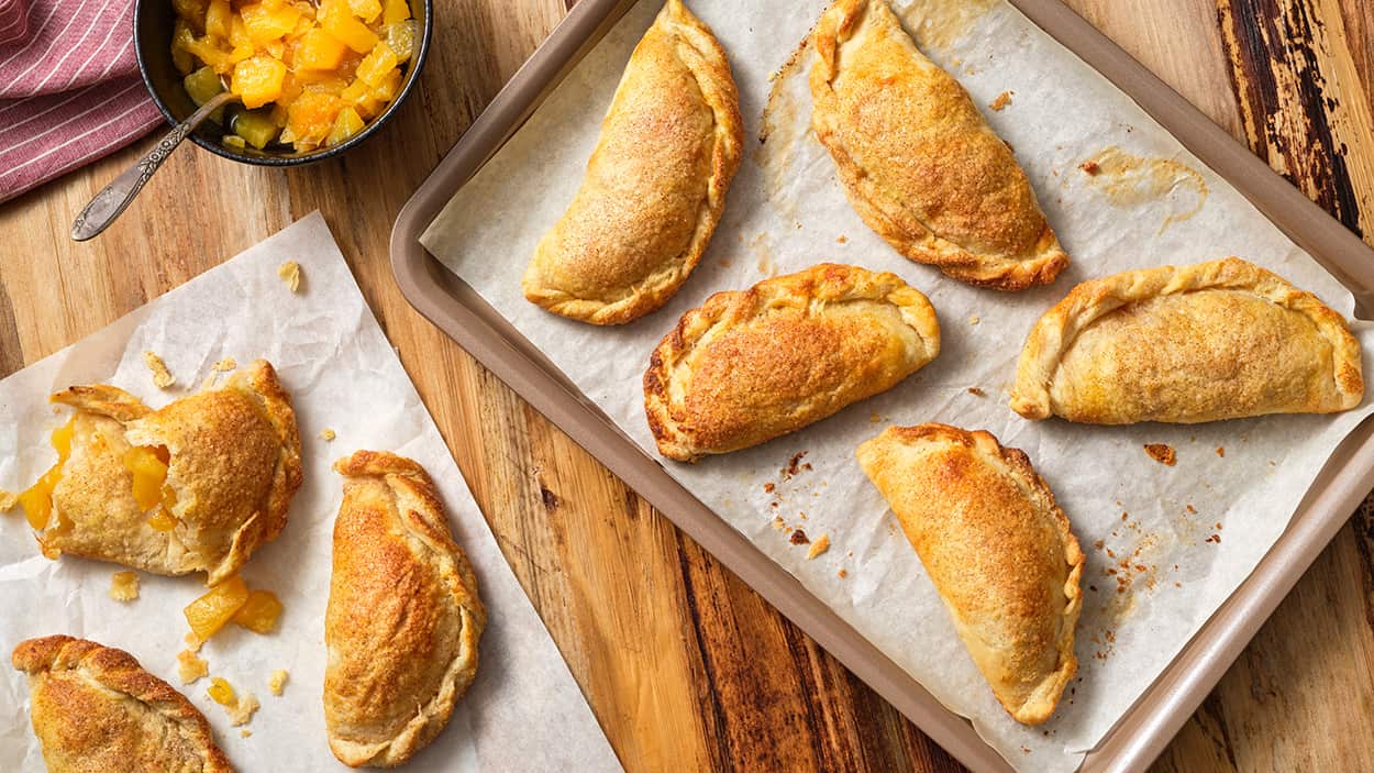 Candied orange and pineapple empanadas (Empanadas de naranja con piña)