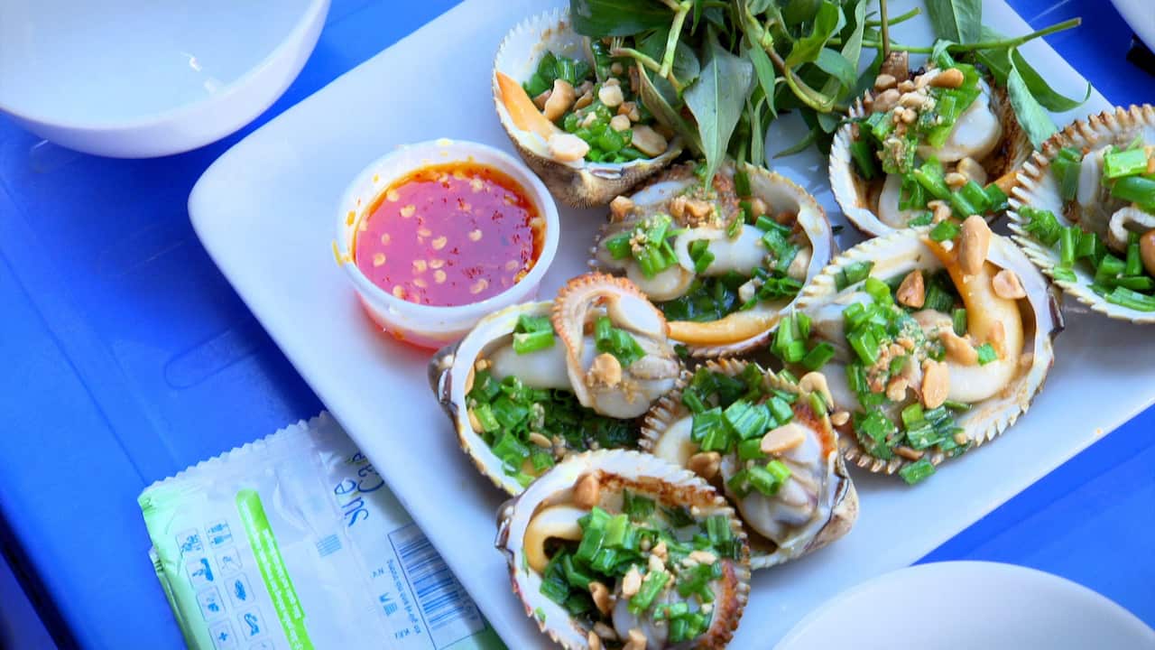 Grilled clams with spring onion oil