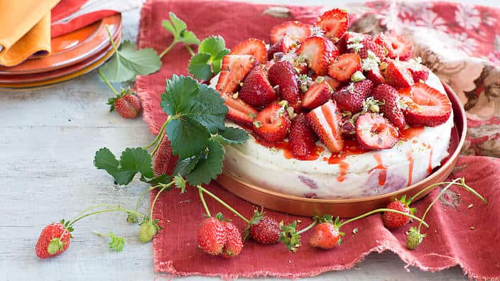 raspberry pitachio ice cream cake