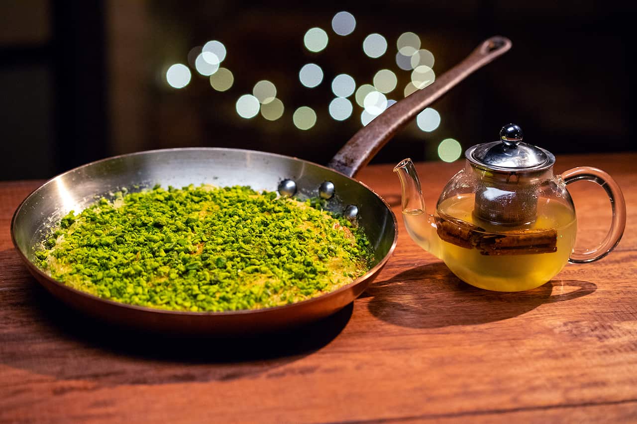 Kanafeh with apple tea