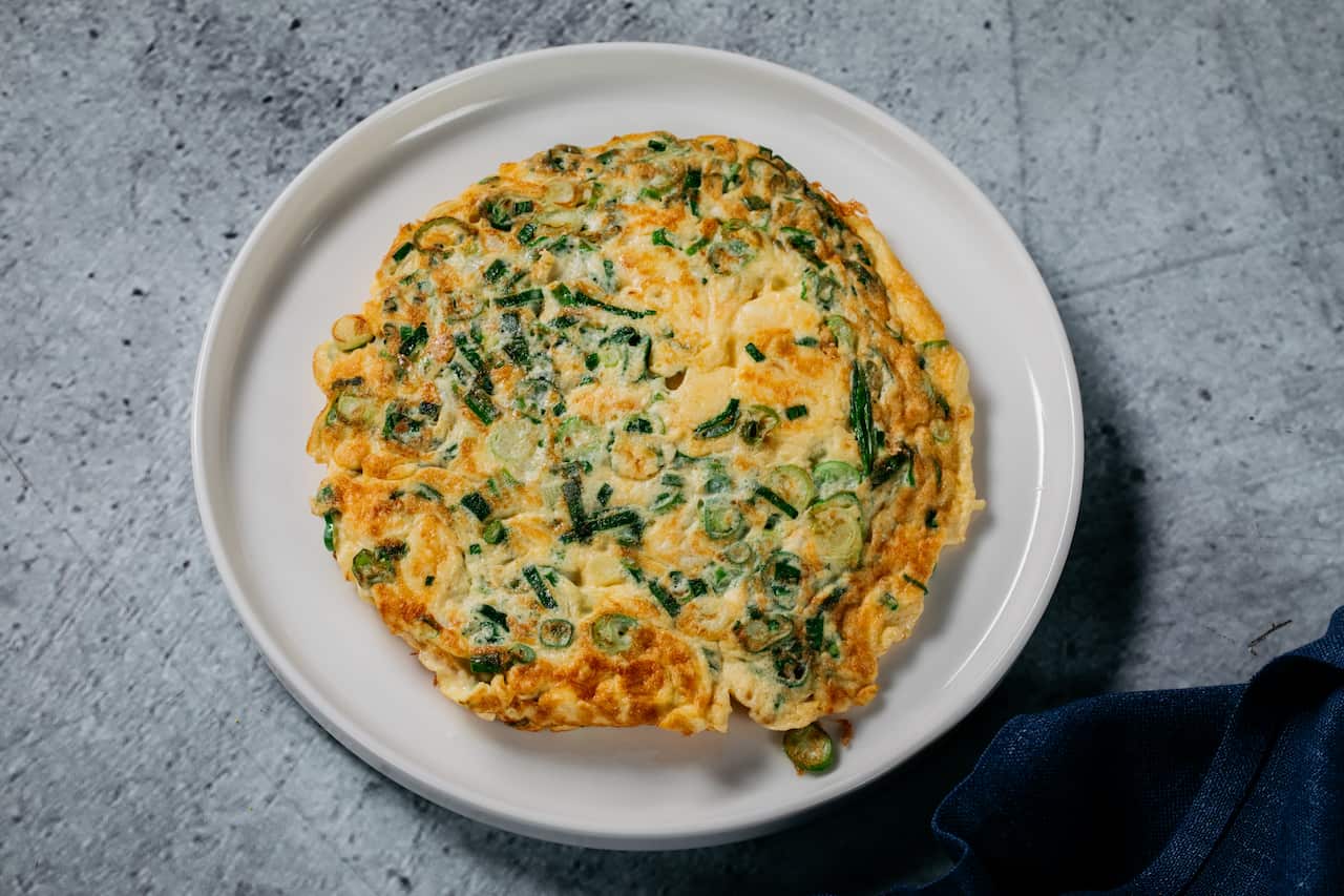 Vegetarian spring onion omelette