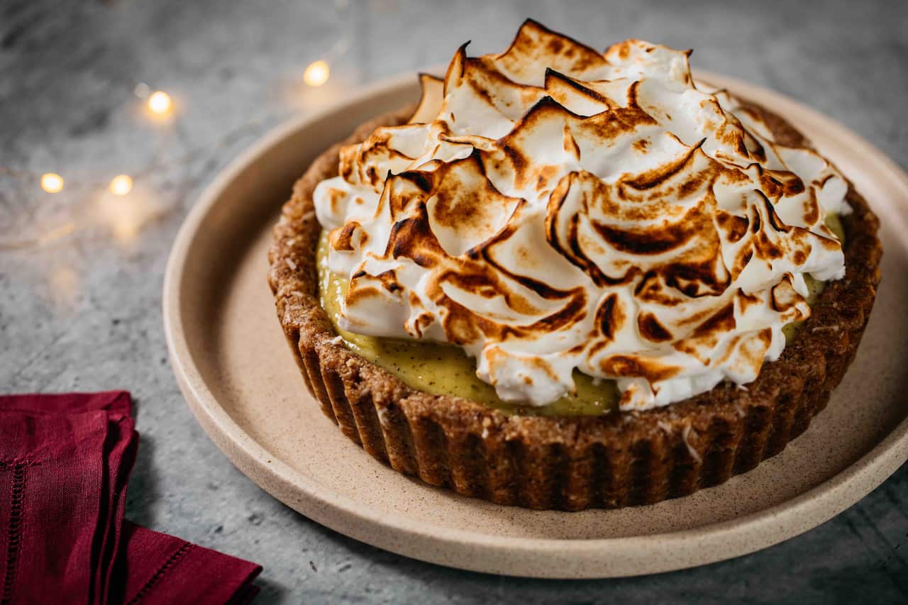 Lemon myrtle meringue pie