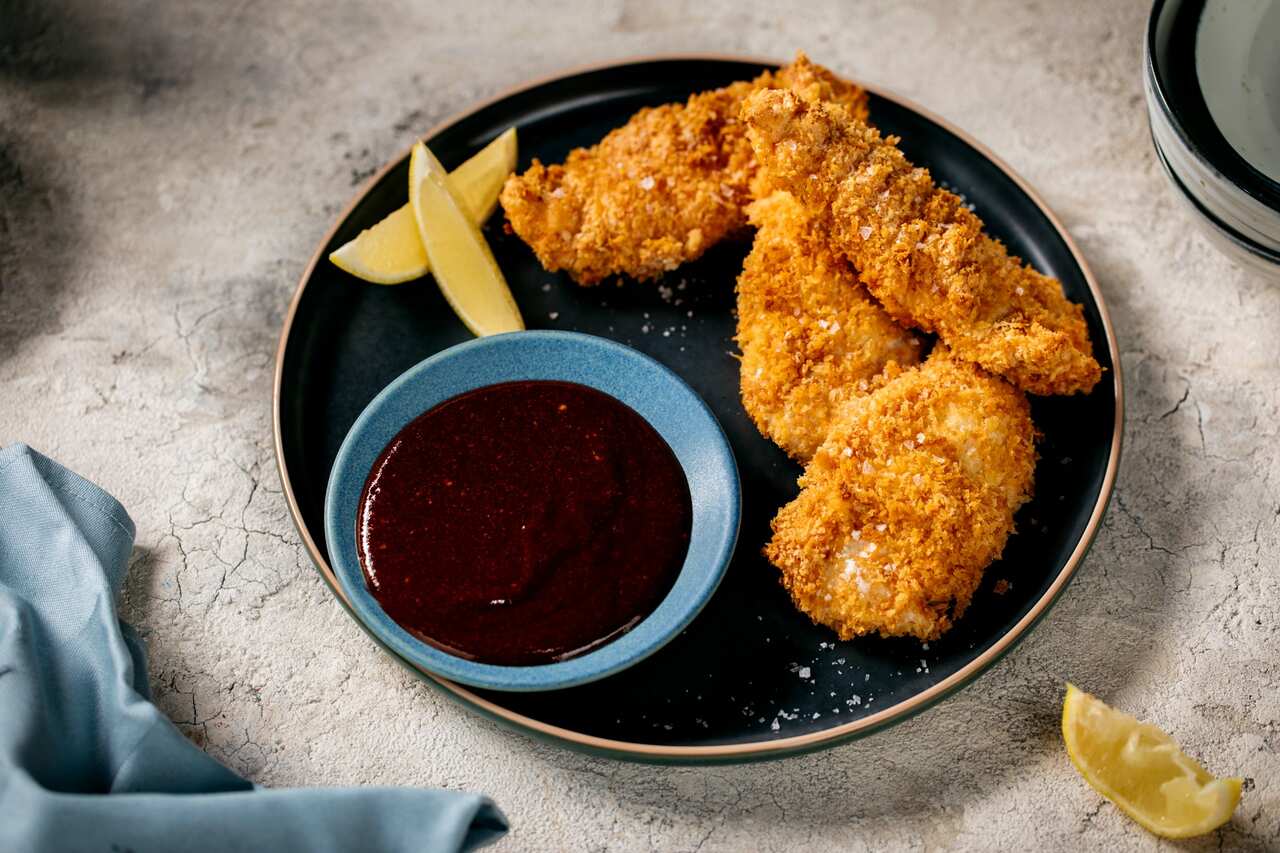 Airfryer chicken tenders with quick barbecue sauce 