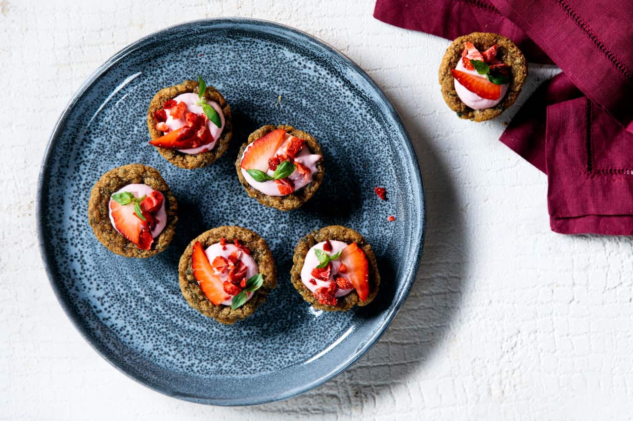 Strawberry cheesecake cookie cups