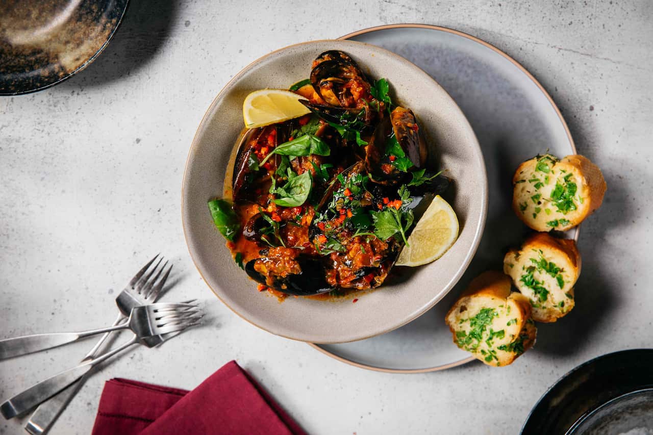 Chilli mussels with garlic bread