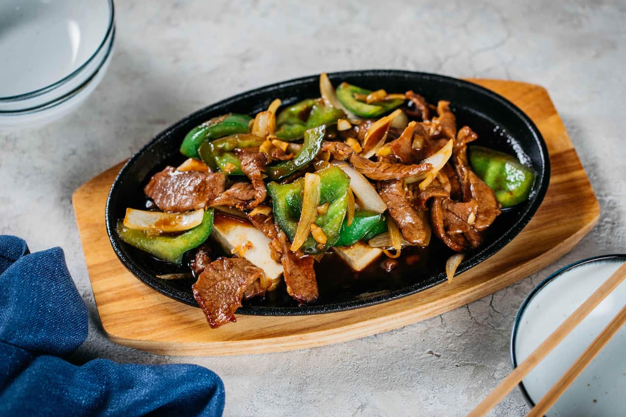 Sizzling Mongolian lamb 