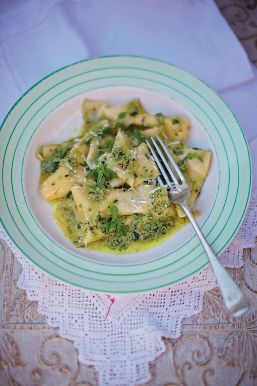 Silk handkerchief pasta with pesto (mandilli di seta)