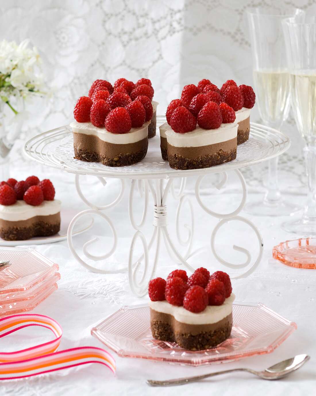 CHOCOLATE-VANILLA-LOVE-CAKE-RASPBERRIES_01_crop-2.jpg