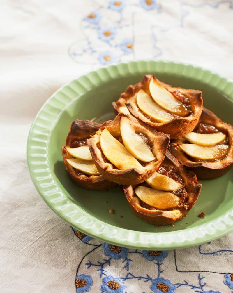 Breakfast tartlets with brown sugar and apple butter