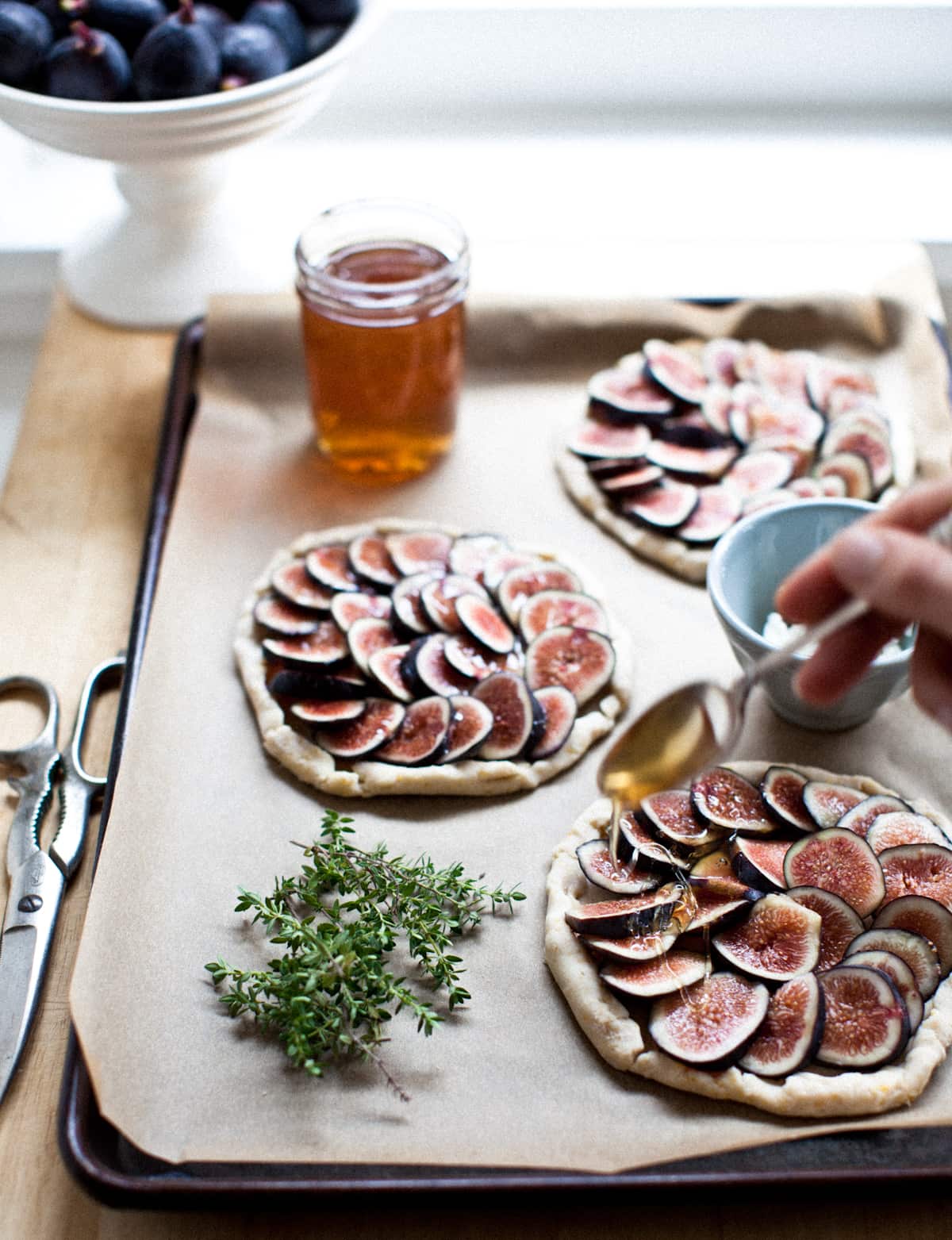 Fig tartlets with herbs and honey