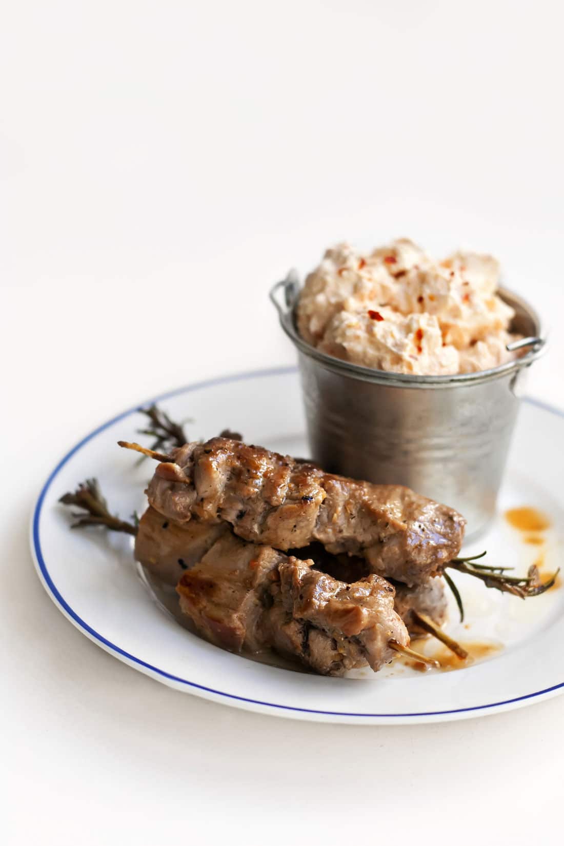 Pork skewers with “chaotic” garlic spread (svinjski ražnjići sa urnebes)