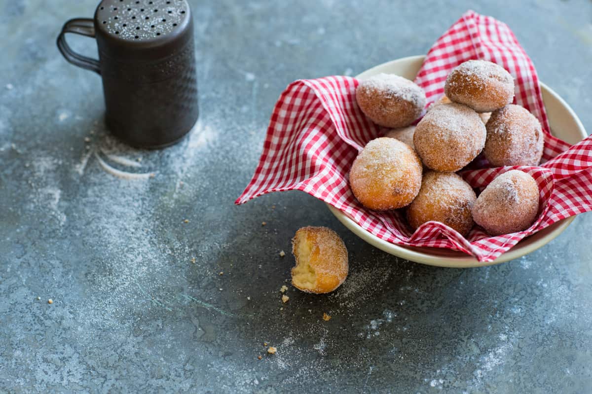 Doughnuts with cinnamon sugar (bomboloni)