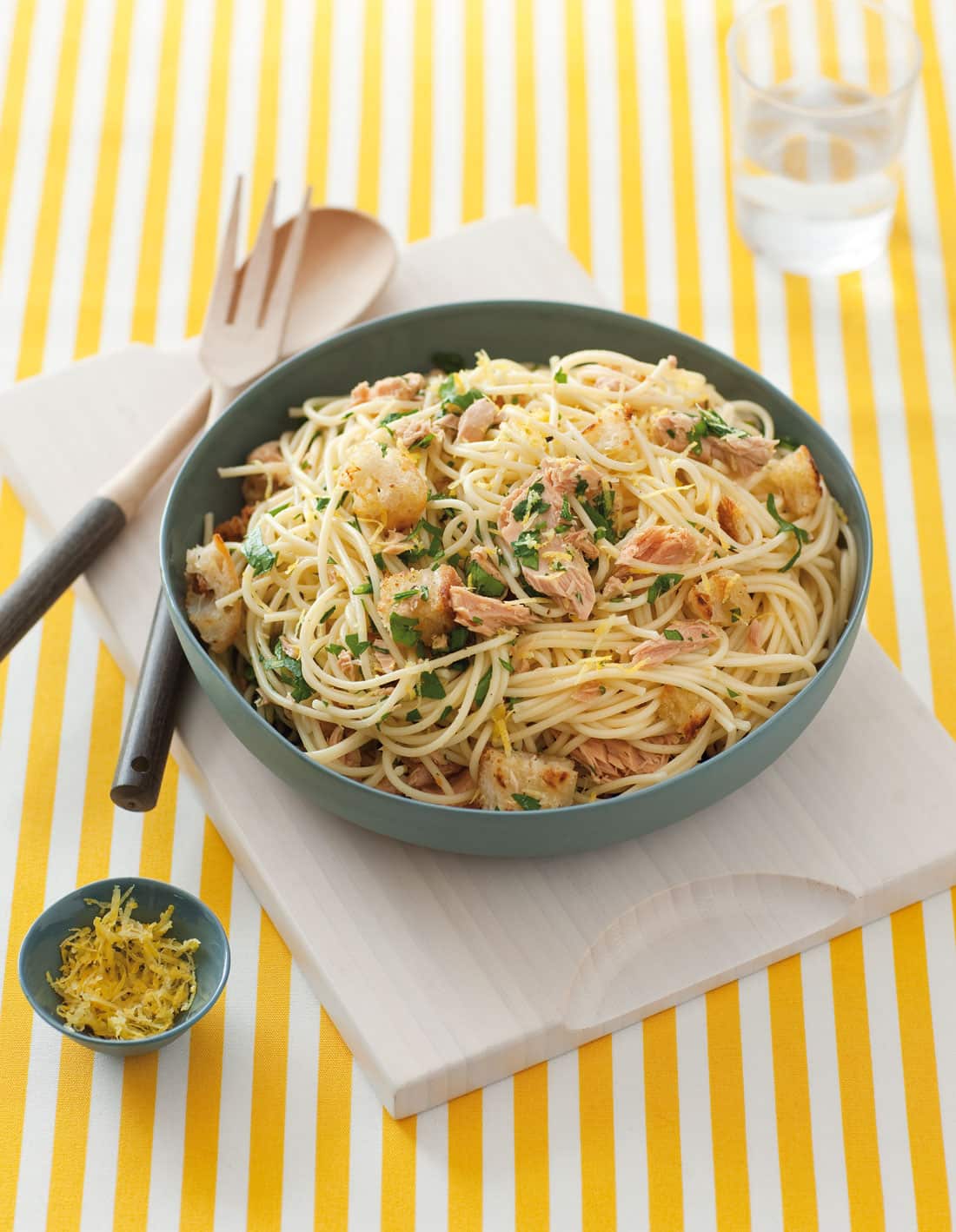 Spaghetti with tuna, croutons and parsley