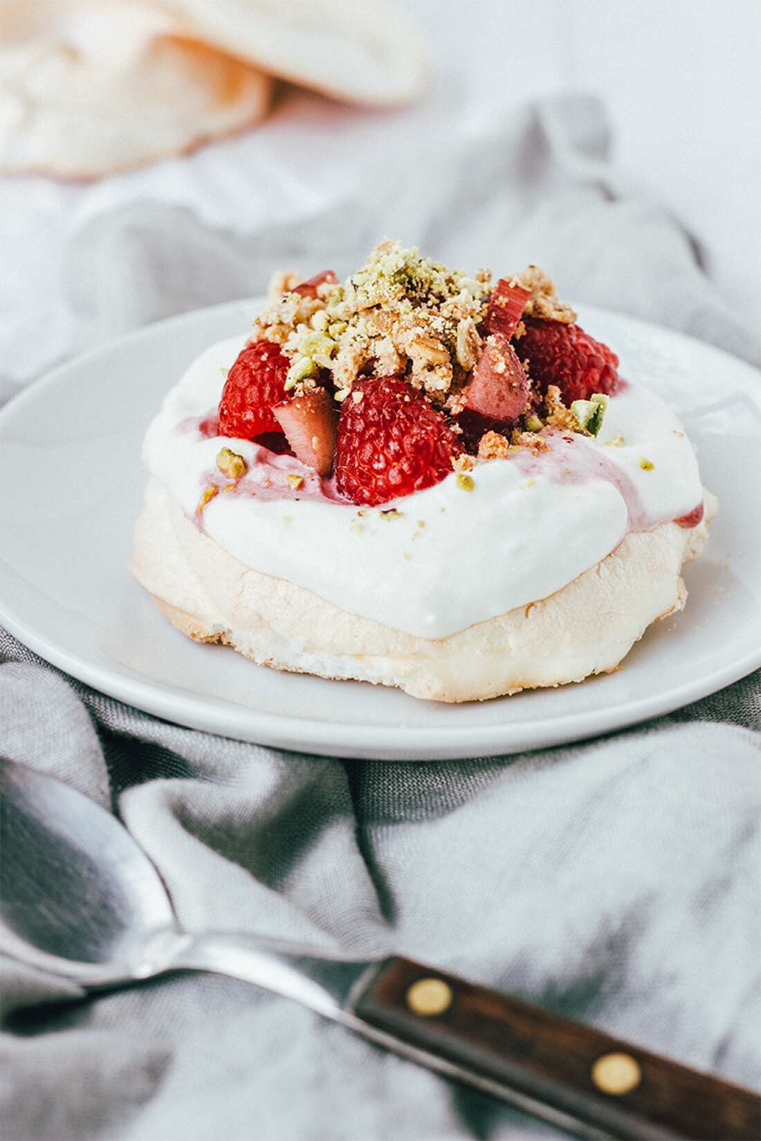 Rhubarb meringues
