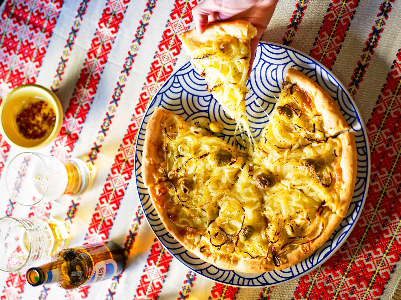 Cheese and onion pizza