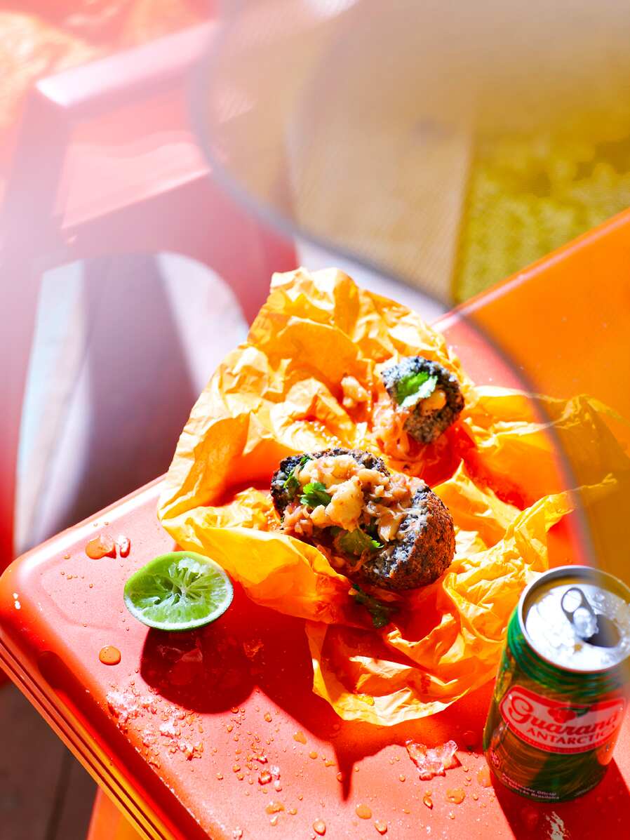 Burghul meatballs with hot sauce (quibe)