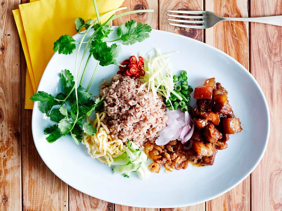 Thai stir-fried rice (khao kuk grapi)
