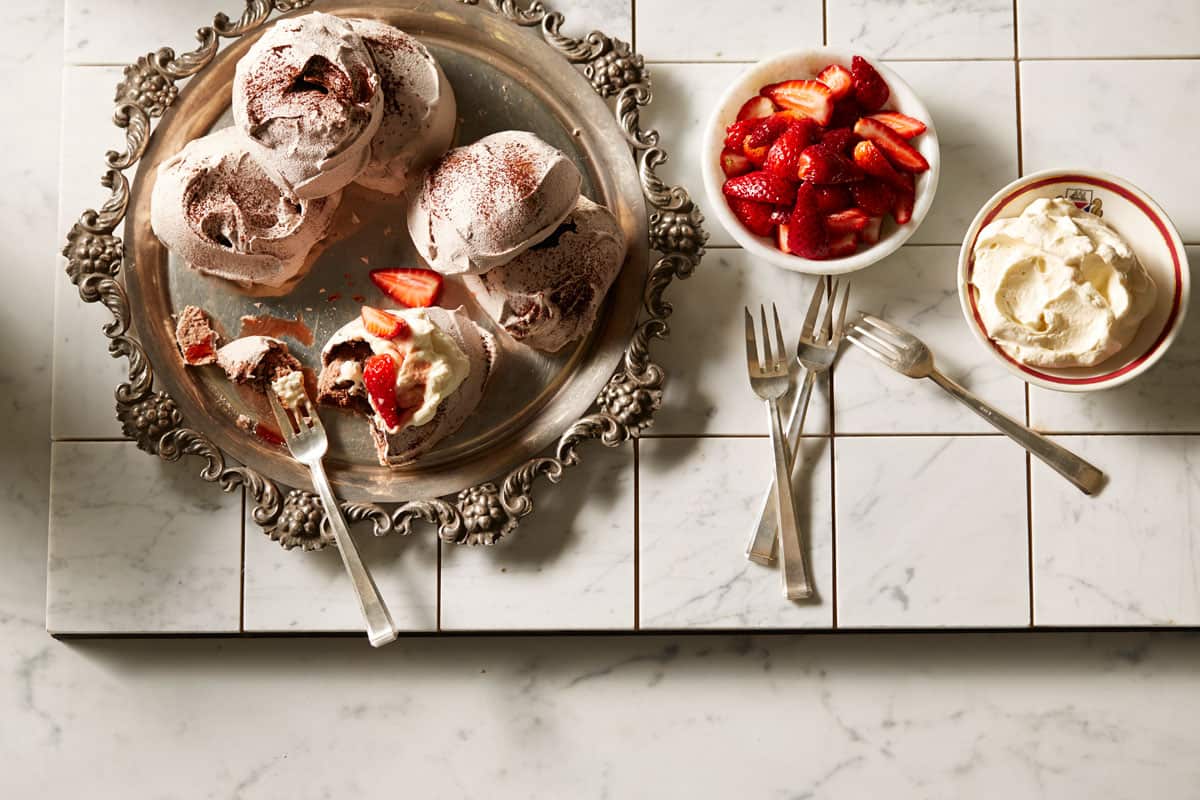 Chocolate meringues with vincotto strawberries