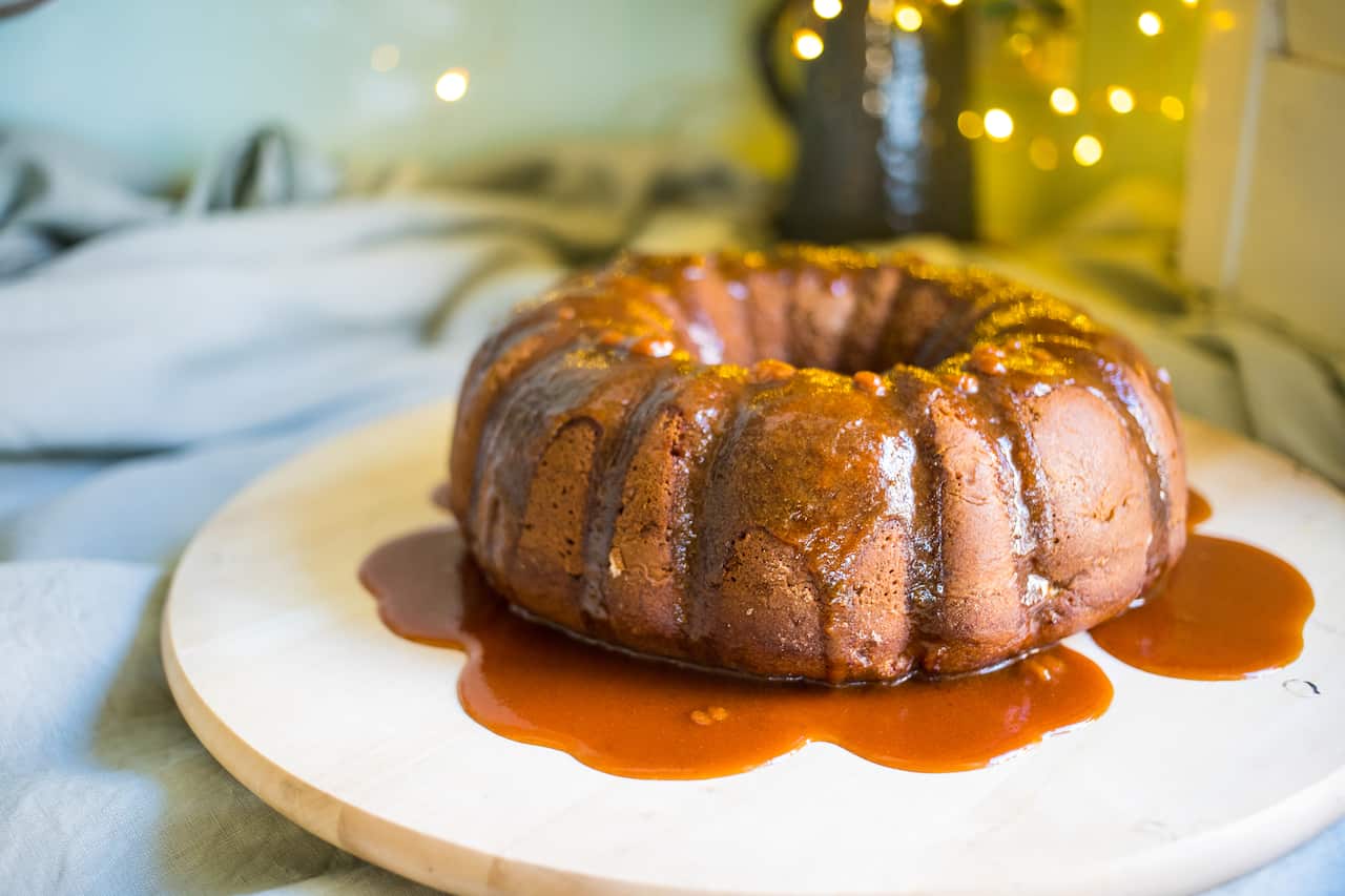 Vegan apple bundt
