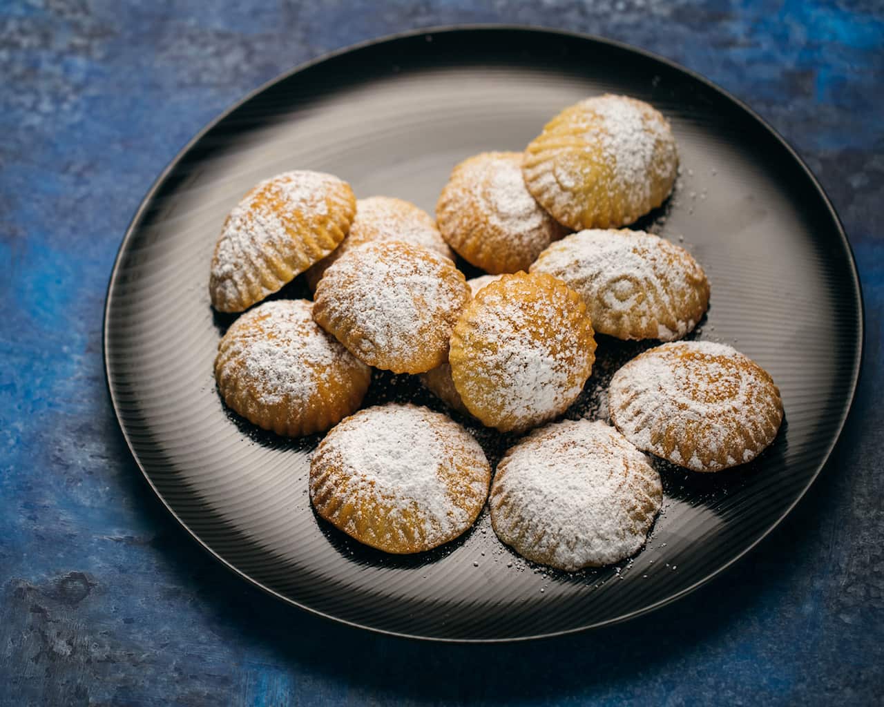 Almond-filled semolina biscuits (mamoul bi lorz)