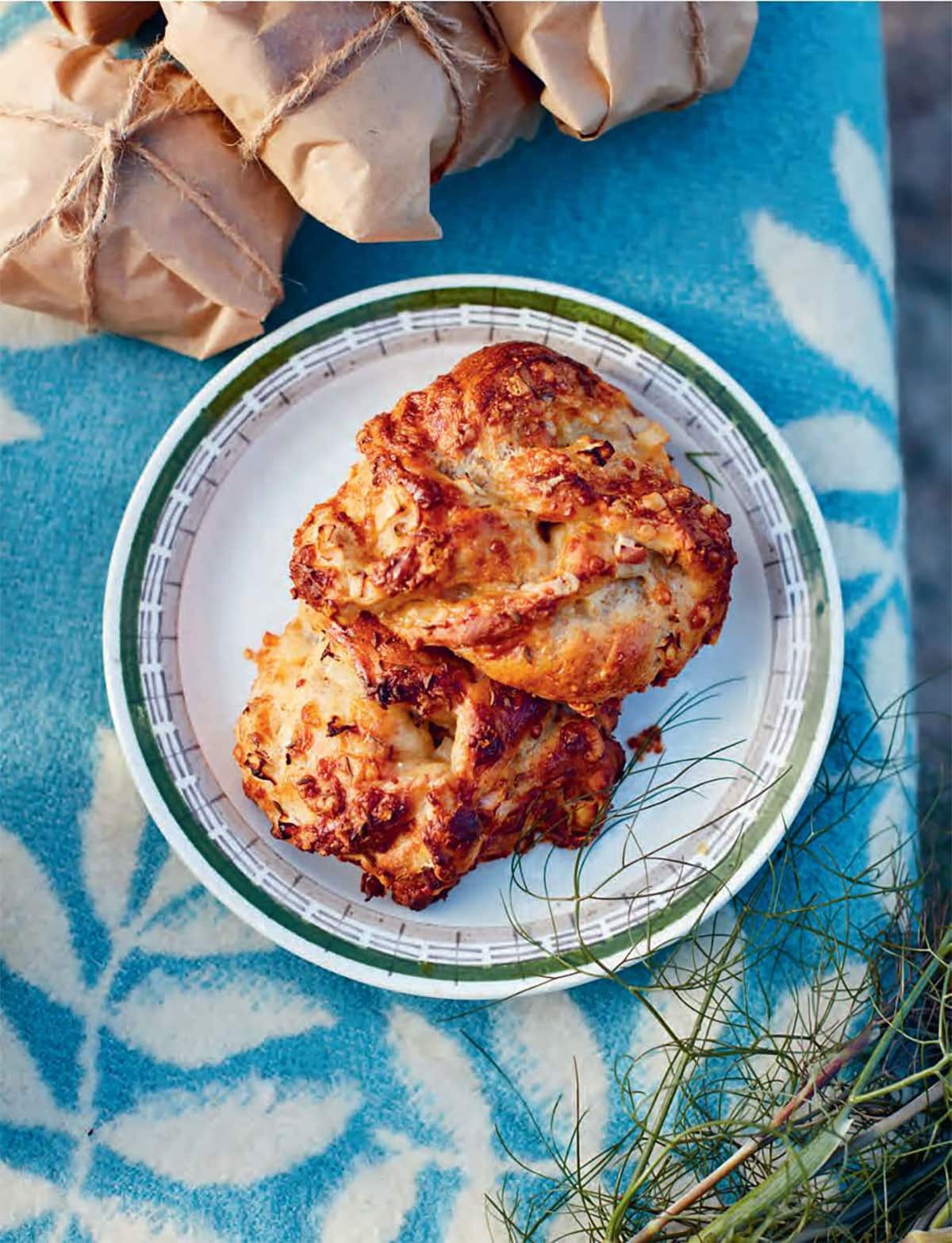 Apple and cheese spelt buns