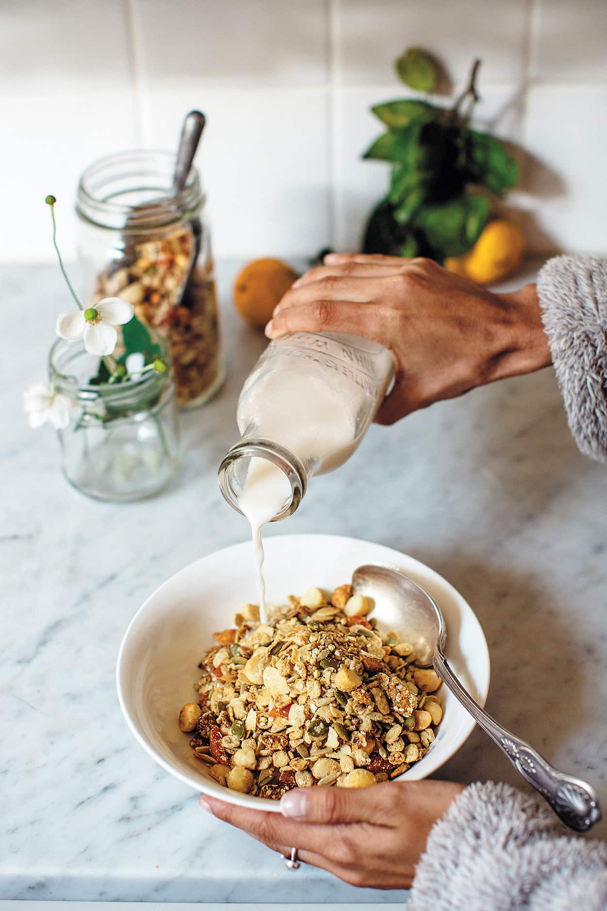 Apricot and macadamia granola 