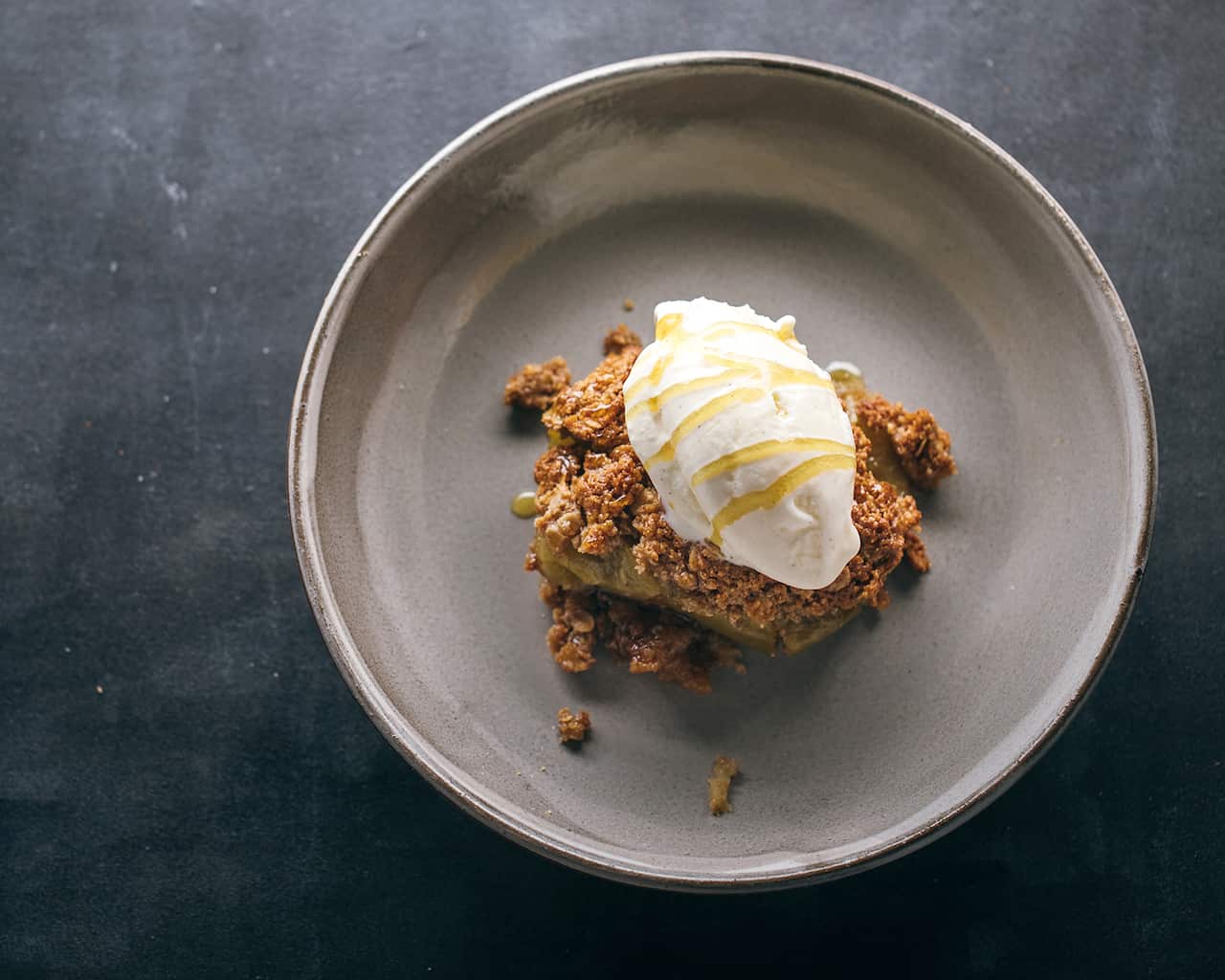 Baked apples with almond crumble
