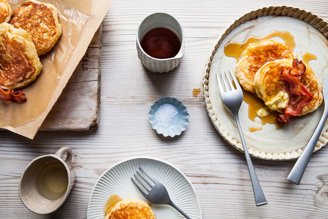 Banana hotcakes with bacon and maple syrup