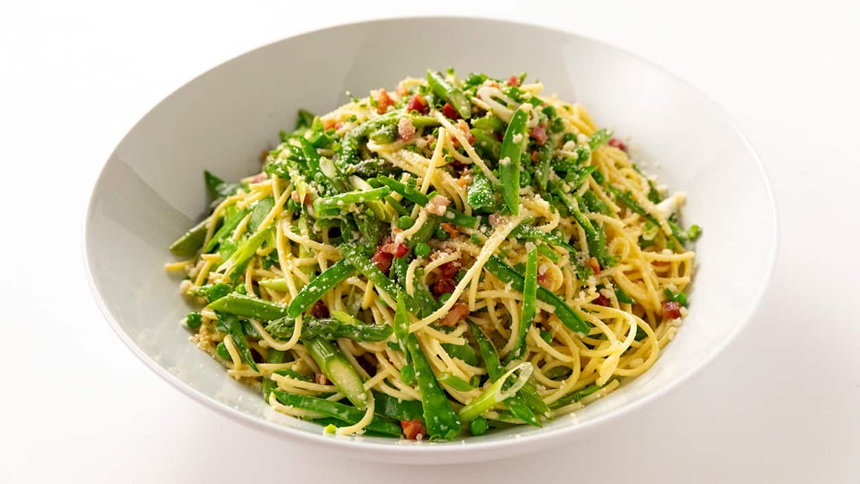 Spring green spaghetti carbonara
