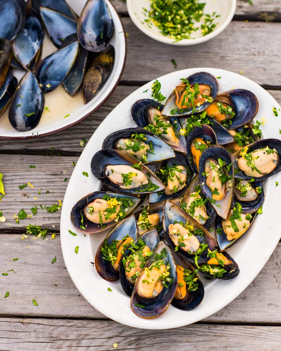Barbecued mussels with gremolata