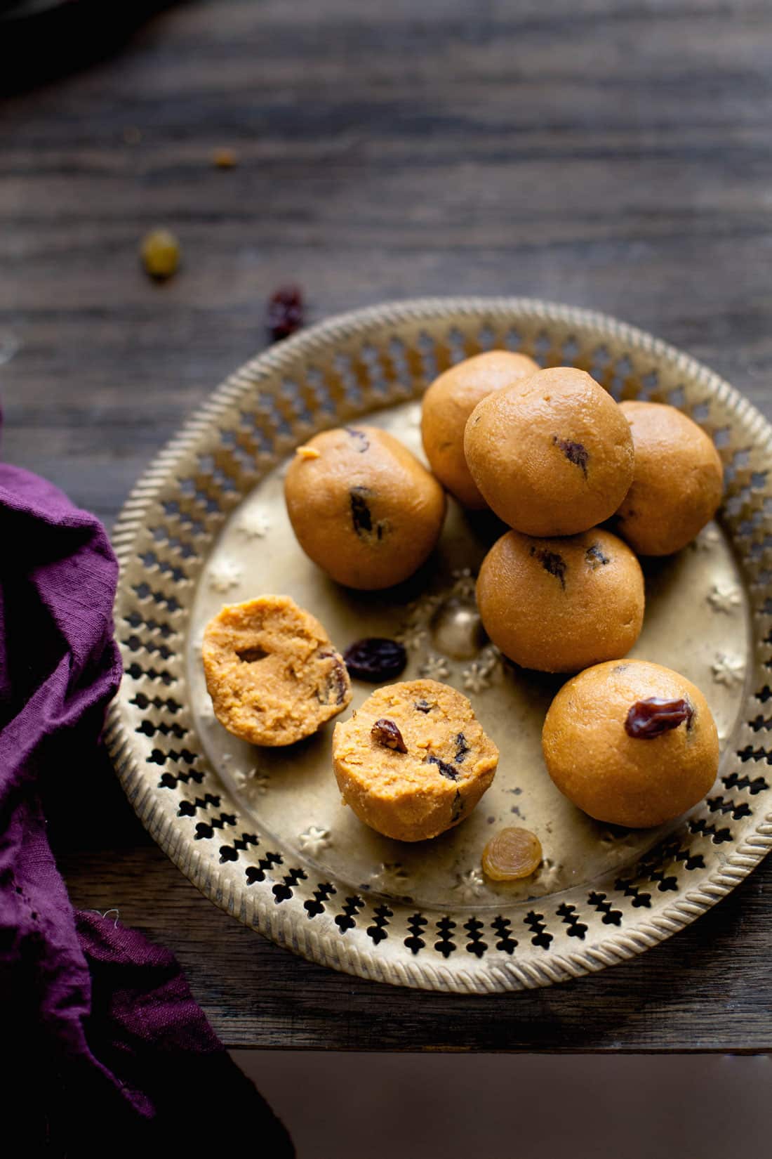 Chickpea flour sweets (besan ladoo)