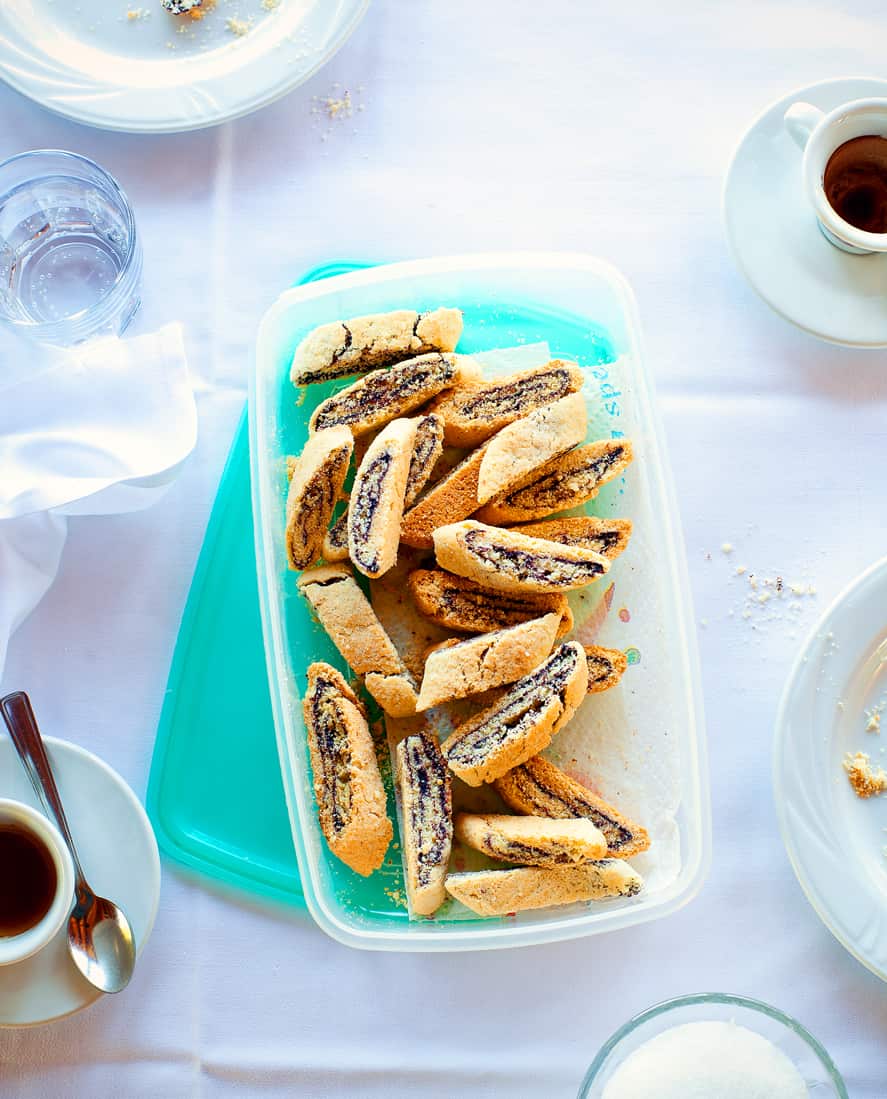 Biscuits with fig and cocoa jam (biscotti con marmellata di fichi e cacao)