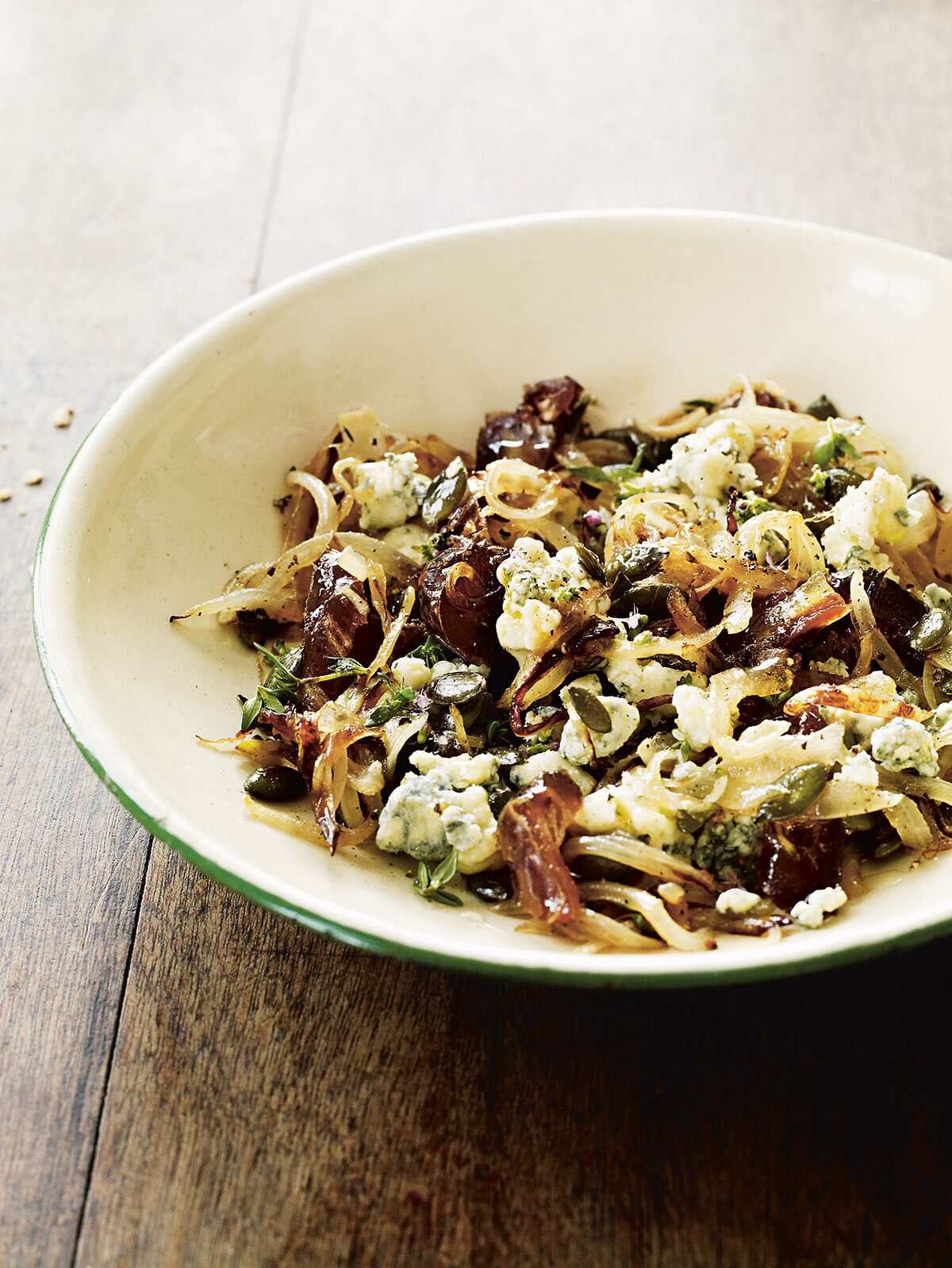 Blue cheese salad with dates