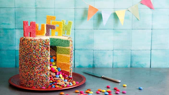 Rainbow pinata cake (China Squirrel)