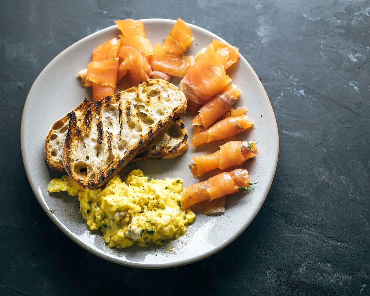 Cheesy scrambled eggs with smoked salmon