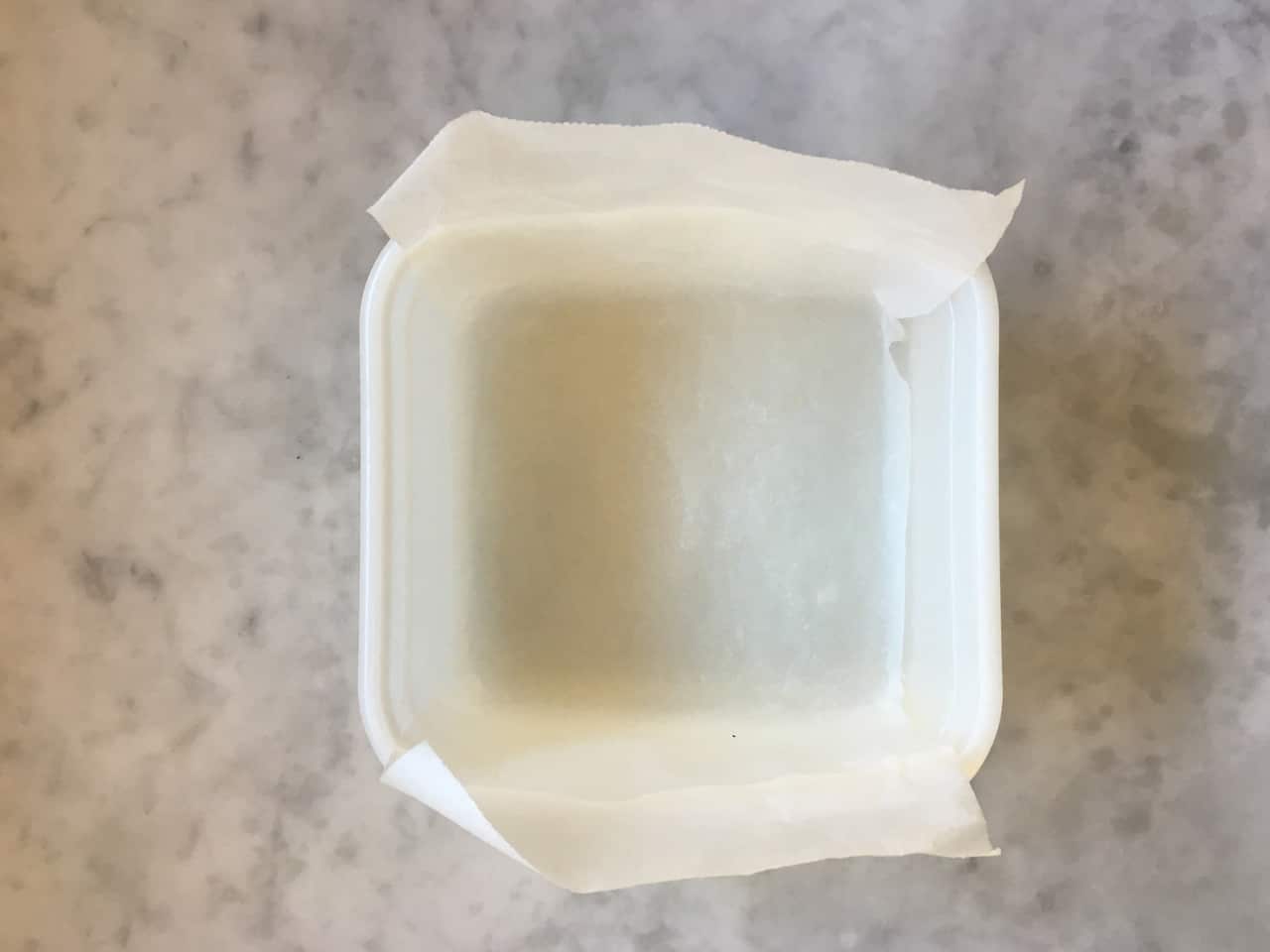 Container with baking paper for microwave cheung fun