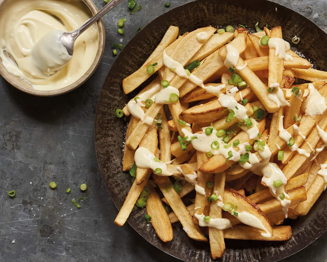 Chips with cheese sauce