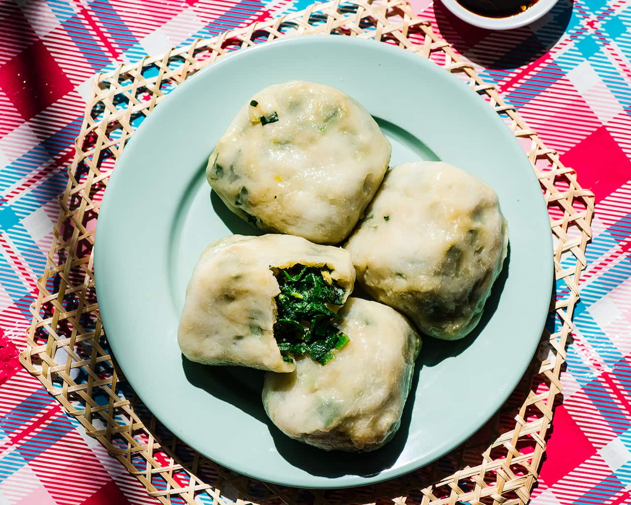 Chive cakes (khanom gui chai)