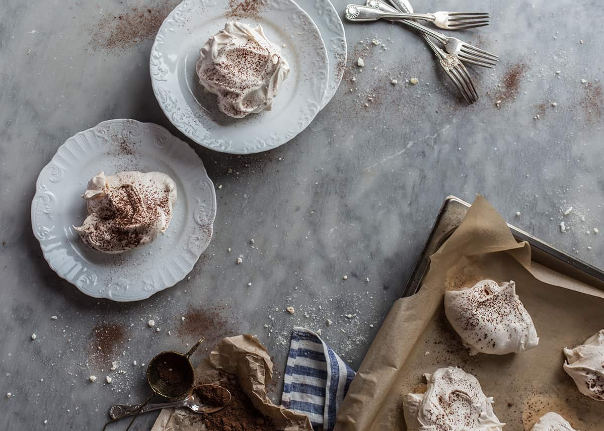 Cocoa-dusted meringues (meringhe con cacao)