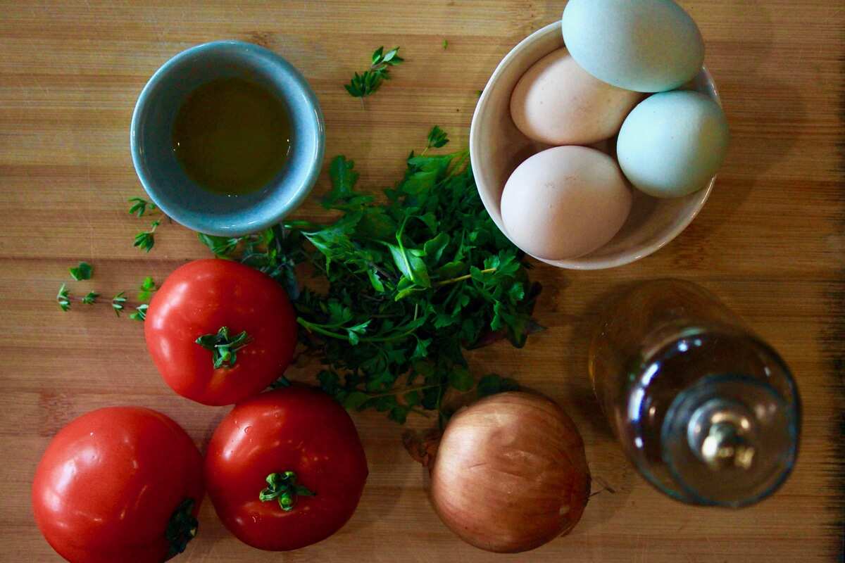 Jaja i pome uses a simple collection of ingredients, heroing tomato and egg.
